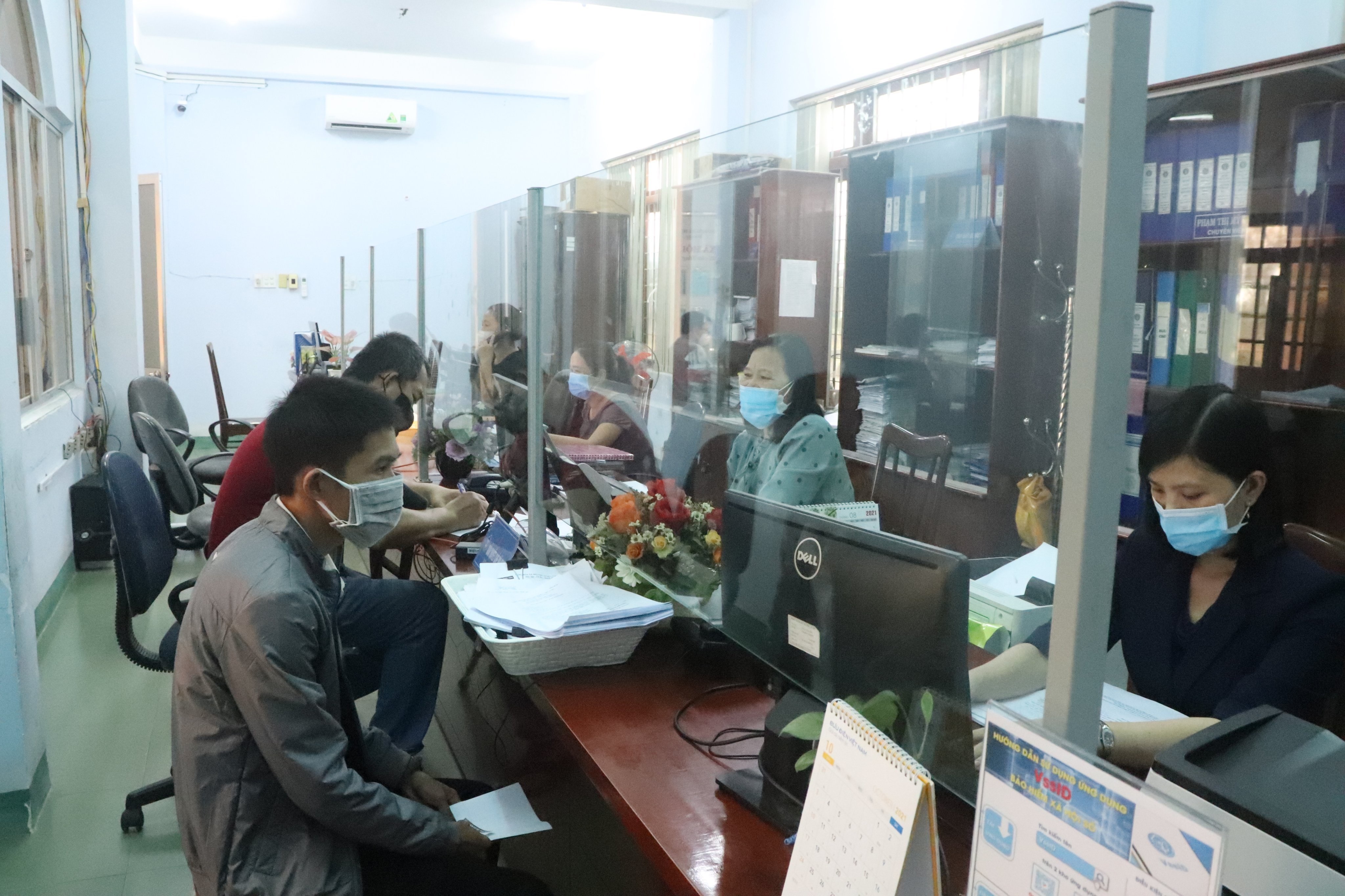 Người lao động làm thủ tục hưởng chế độ tai nạn lao động. Ảnh: BHXH Việt Nam.