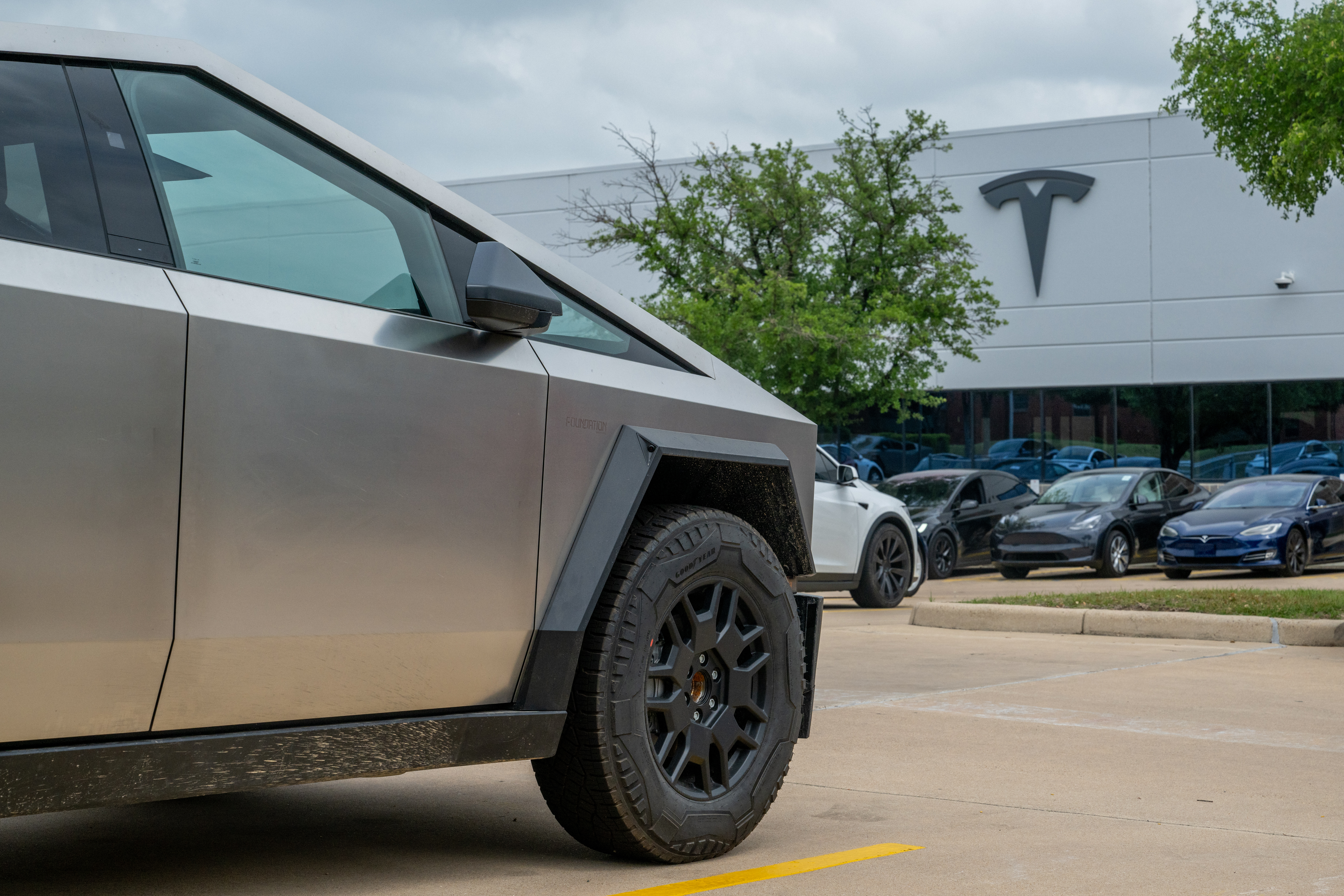 Một chiếc Tesla Cybertruck đậu tại đại l&yacute; Tesla ở Austin, Texas (Hoa Kỳ).