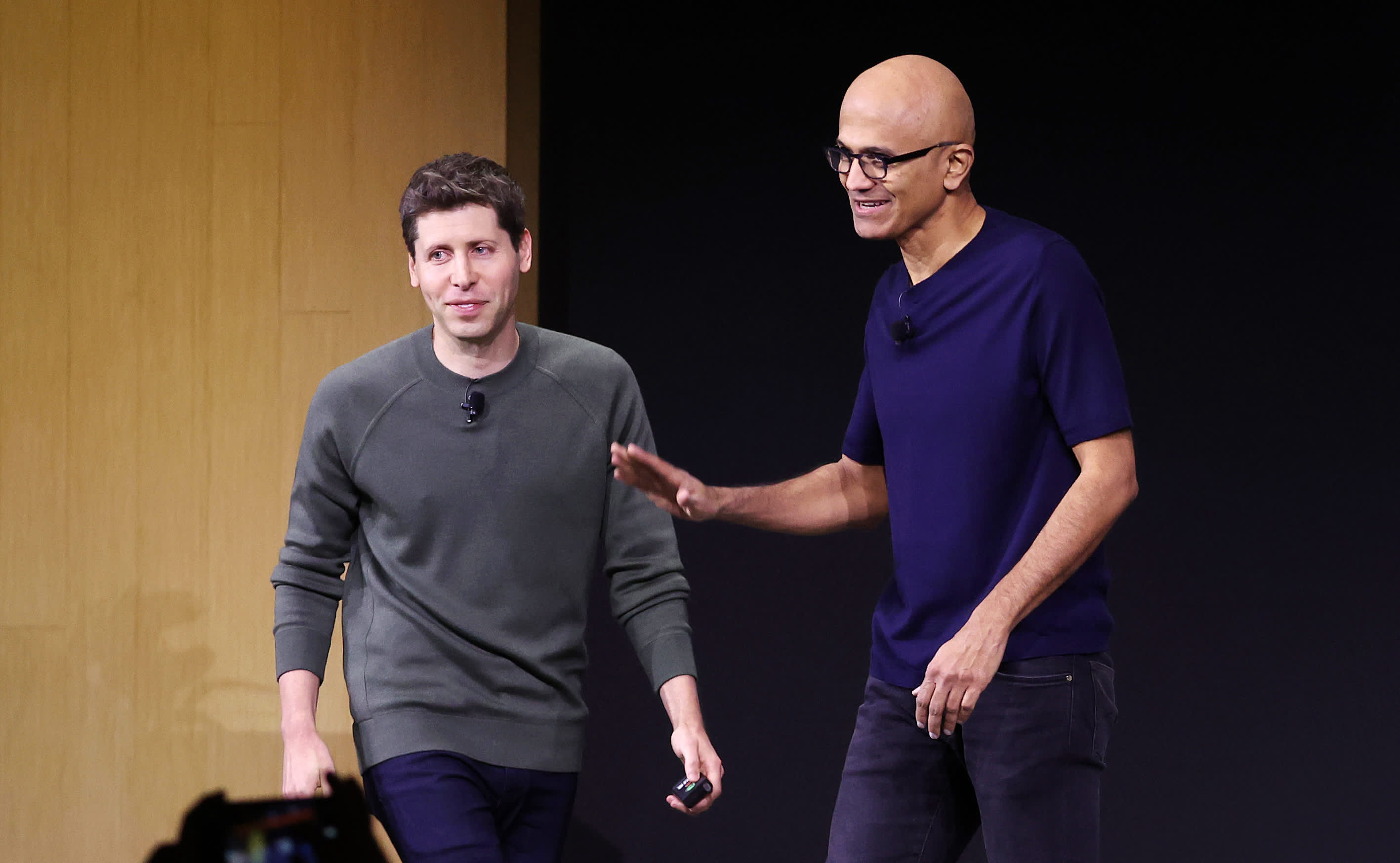 CEO Microsoft và CEO OpenAI đứng trên cùng một sân khấu tại OpenAI DevDay tổ chức vào tháng 11/2023. 