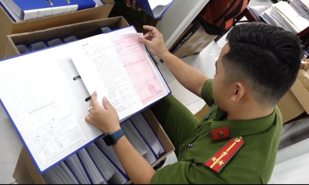 Lực lượng Công khám xét, thu giữ nhiều tài liệu, vật chứng có liên quan. Ảnh: Cổng thông tin điện tử Công an TPHCM.