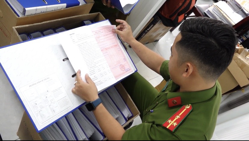 Lực lượng Công khám xét, thu giữ nhiều tài liệu, vật chứng có liên quan. Ảnh: Cổng thông tin điện tử Công an TPHCM.