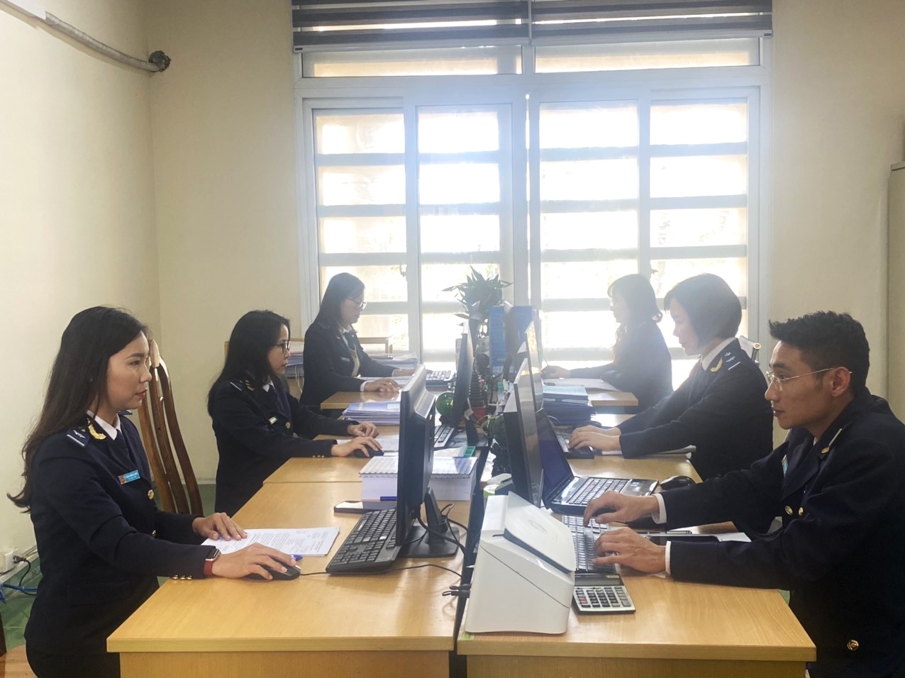 Cán bộ Cục Hải quan Thanh Hóa làm công tác nghiệp vụ.