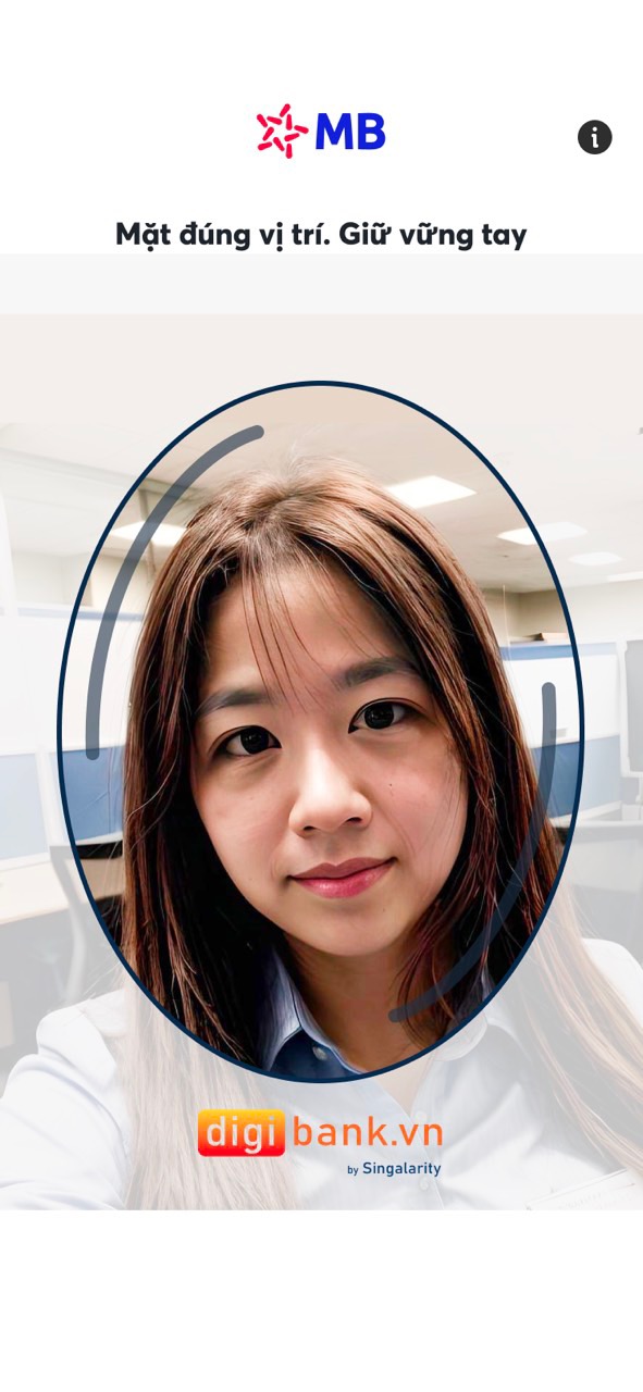 Giao diện app khi thực hiện xác thực giao dịch chuyển khoản bằng khuôn mặt. Ảnh: MB.