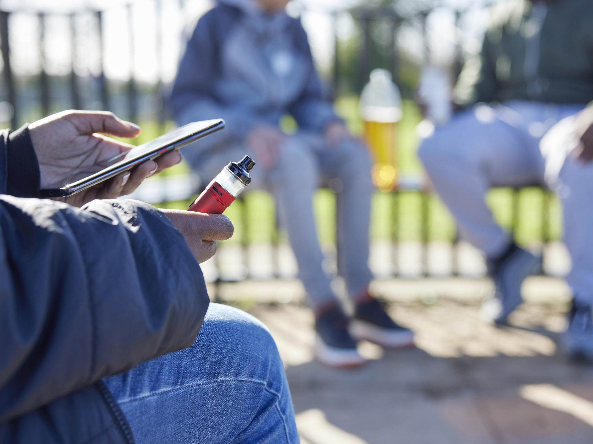 B&aacute;o c&aacute;o cũng cho thấy th&oacute;i quen&nbsp;h&uacute;t thuốc l&aacute; điện tử&nbsp;cũng gia tăng trong thanh thiếu ni&ecirc;n.