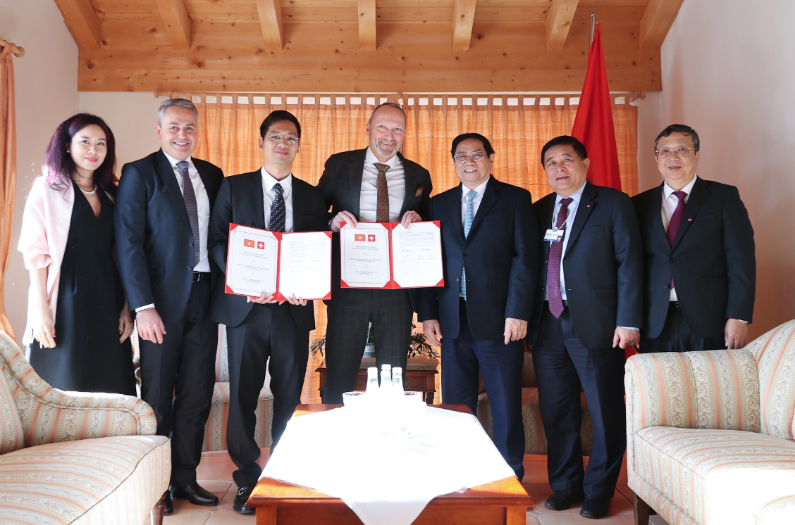 Dưới sự chứng kiến của Thủ tướng Phạm Minh Ch&iacute;nh, staBOO Holdings AG v&agrave; C&ocirc;ng ty cổ phần đầu tư Sao Th&aacute;i Dương đ&atilde; trao bi&ecirc;n bản ghi nhớ về hợp t&aacute;c đầu tư (Ảnh: Đo&agrave;n Bắc).