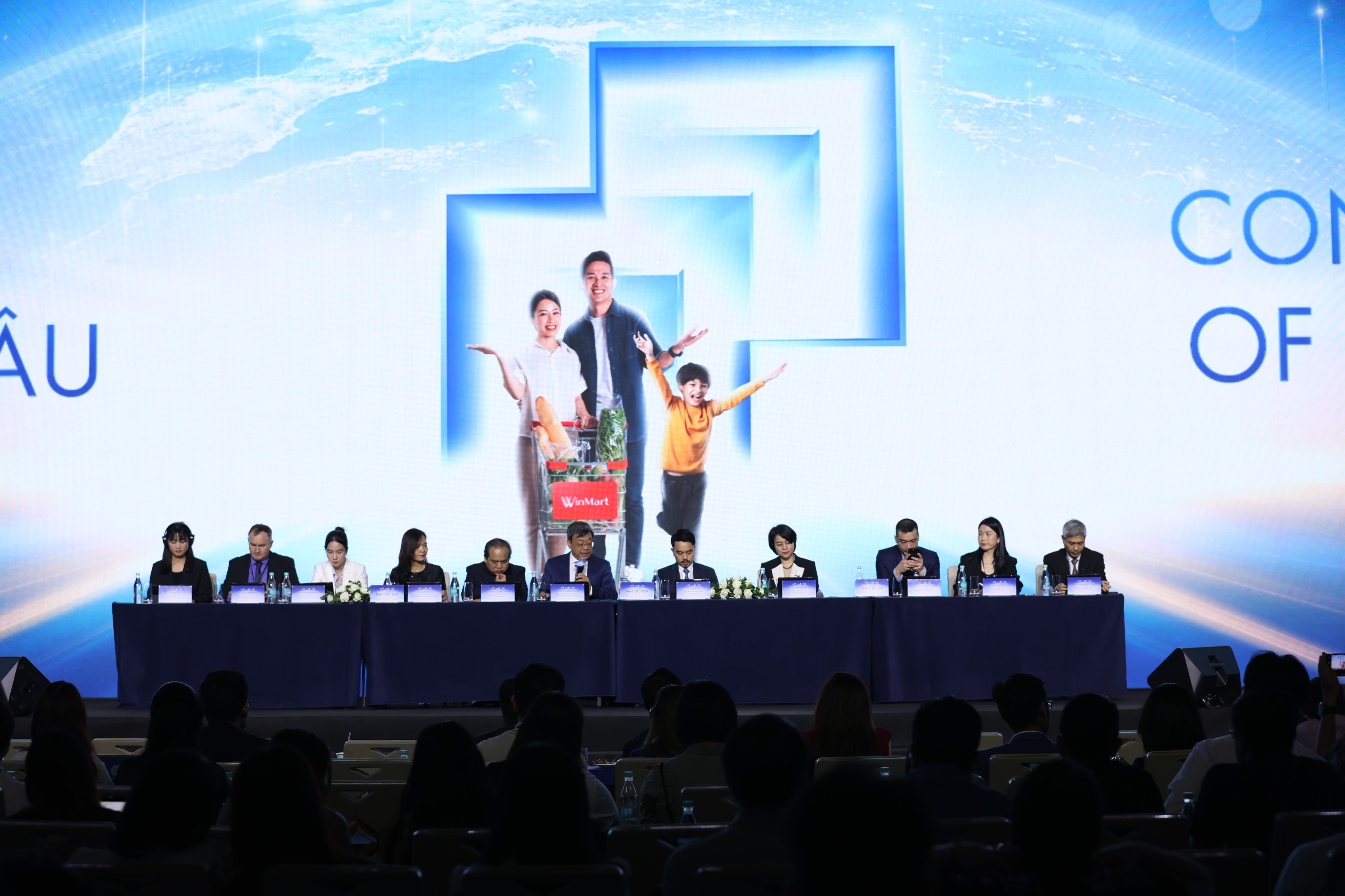 Ban điều hành trả lời các câu hỏi của cổ đông. Ảnh Phạm Vân