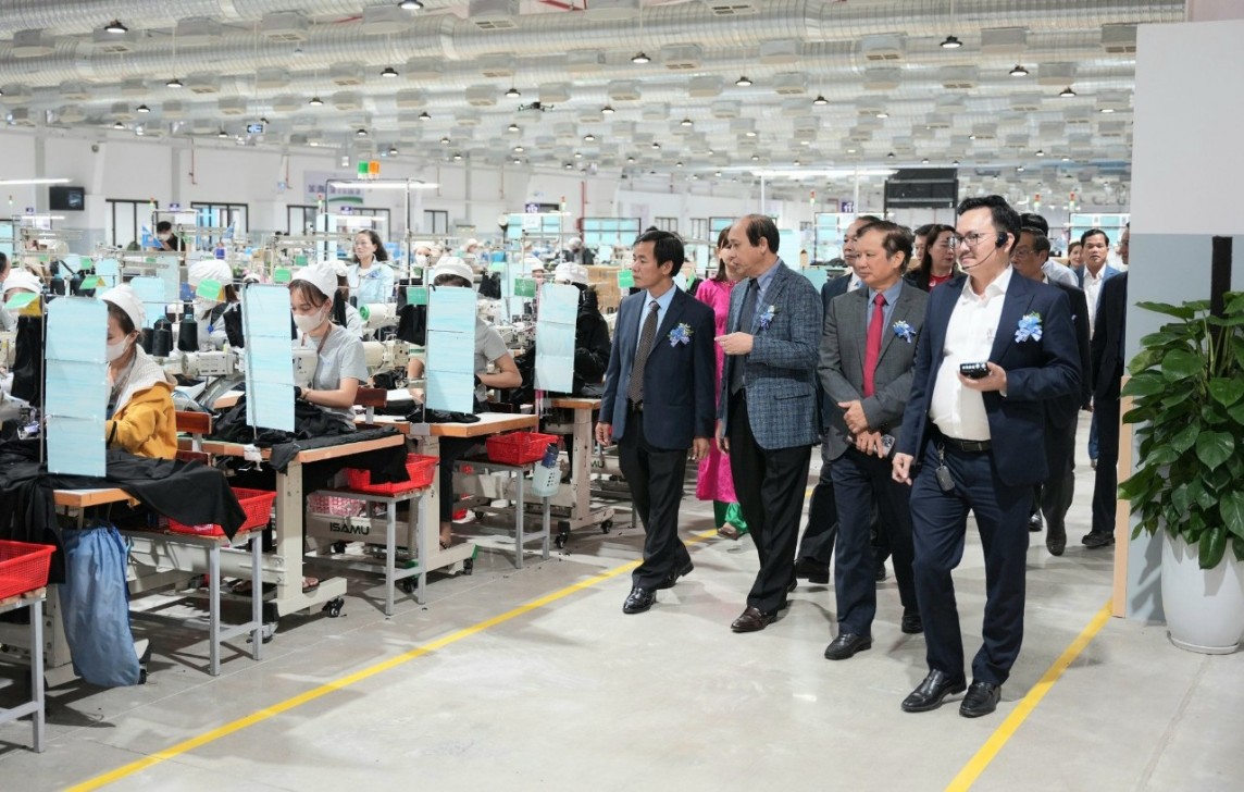 Lãnh đạo tỉnh Thừa Thiên Huế đi kiểm tra tình hoạt động sản xuất của các doanh nghiệp trên địa bàn. (Ảnh: HM)