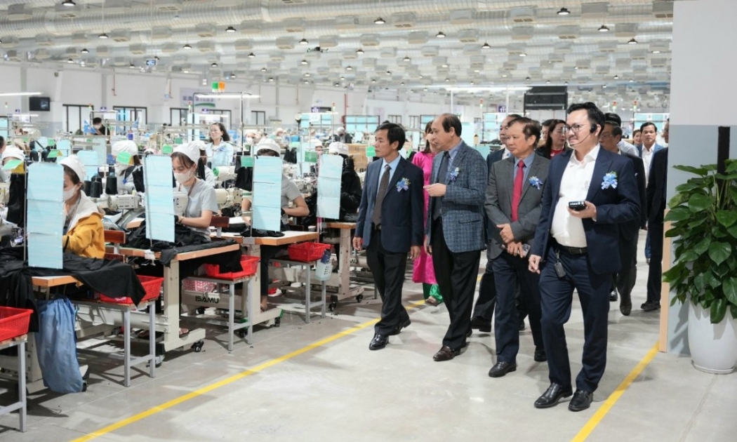 Lãnh đạo tỉnh Thừa Thiên Huế đi kiểm tra tình hoạt động sản xuất của các doanh nghiệp trên địa bàn. (Ảnh: HM)