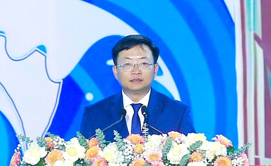 &Ocirc;ng Nguyễn Thế Anh, Chủ tịch UBND thị x&atilde; Nghi Sơn ph&aacute;t biểu khai mạc lễ hội du lịch biển năm 2024