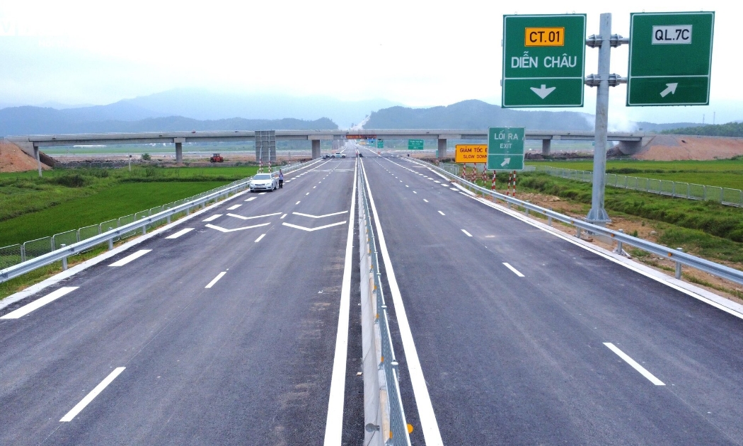 Cùng với tuyến Cam Lam - Vĩnh Hảo, cao tốc Diễn Châu - Bãi Vọt cũng hoàn thành và đưa vào khai thác dịp lễ 30/4 năm nay. Ảnh: baohatinh.vn