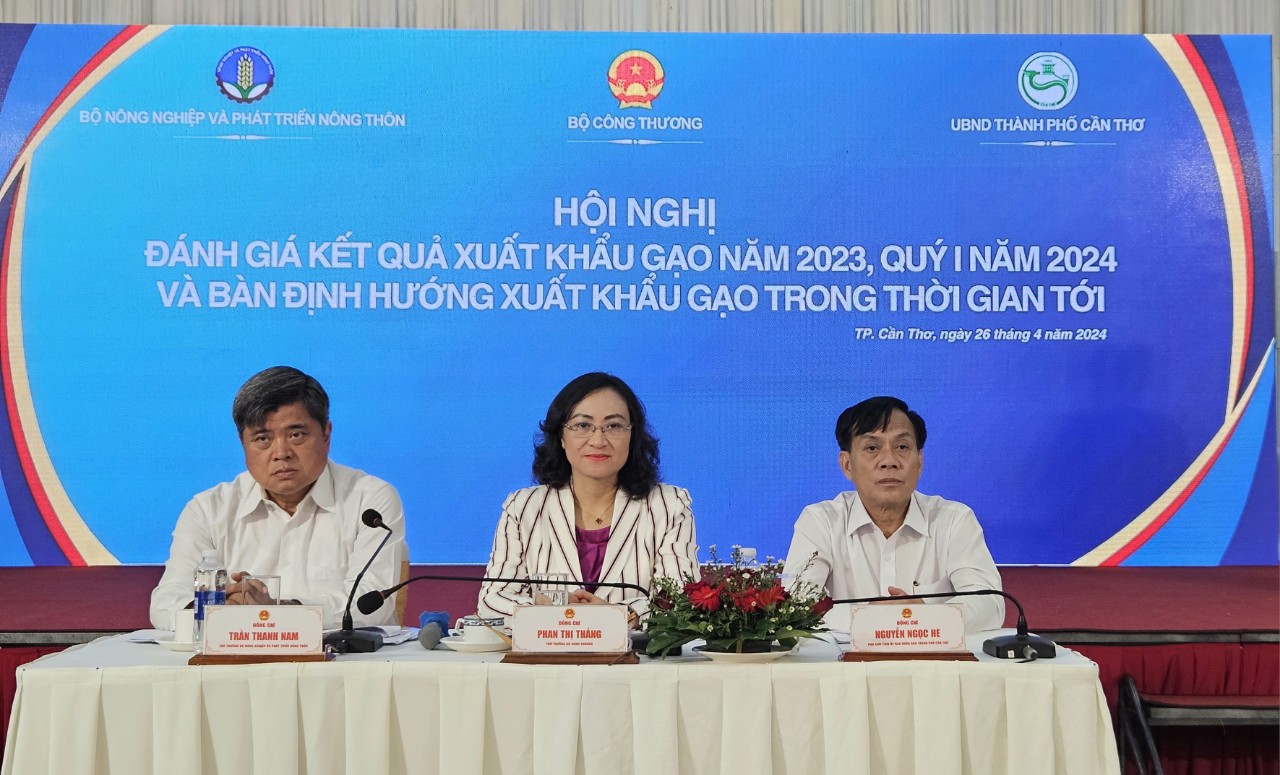 Bà Phan Thị Thắng, Thứ trưởng Bộ Công Thương (ngồi giữa); ông Trần Thanh Nam, Thứ trưởng Bộ Nông nghiệp và Phát triển nông thôn (ngồi ngoài cùng bên trái) và ông Nguyễn Ngọc Hè, Phó Chủ tịch UBND Thành phố Cần Thơ (ngồi ngoài cùng bên phải), đồng chủ trì Hội nghị.