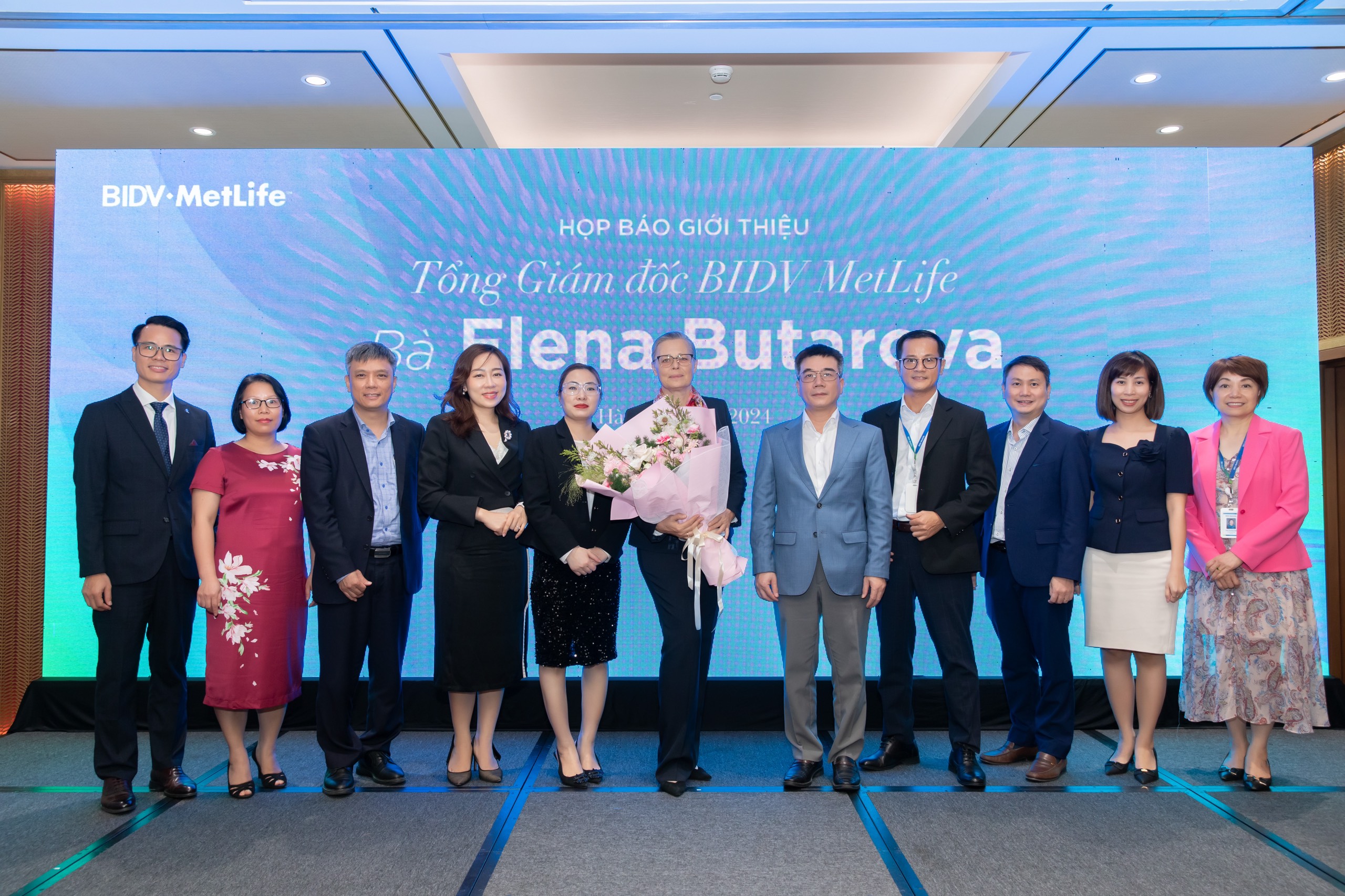 B&agrave; Elena Butarova c&ugrave;ng đội ngũ l&atilde;nh đạo mới của BIDV MetLife.
