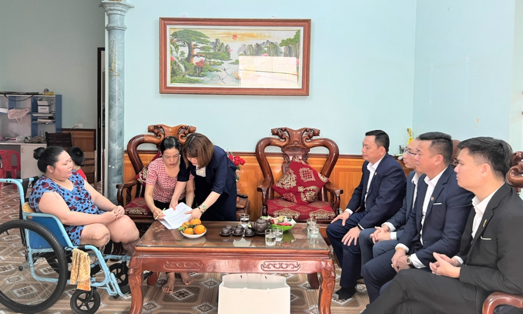 Đại diện AIA Việt Nam tại Hải Dương đến thăm hỏi và động viên gia đình khách hàng.