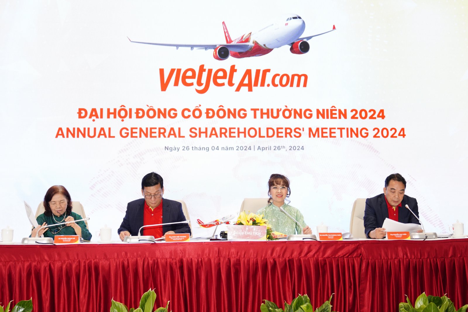 Đo&agrave;n chủ tịch Đại hội cổ đ&ocirc;ng Vietjet (ảnh: N.Q).