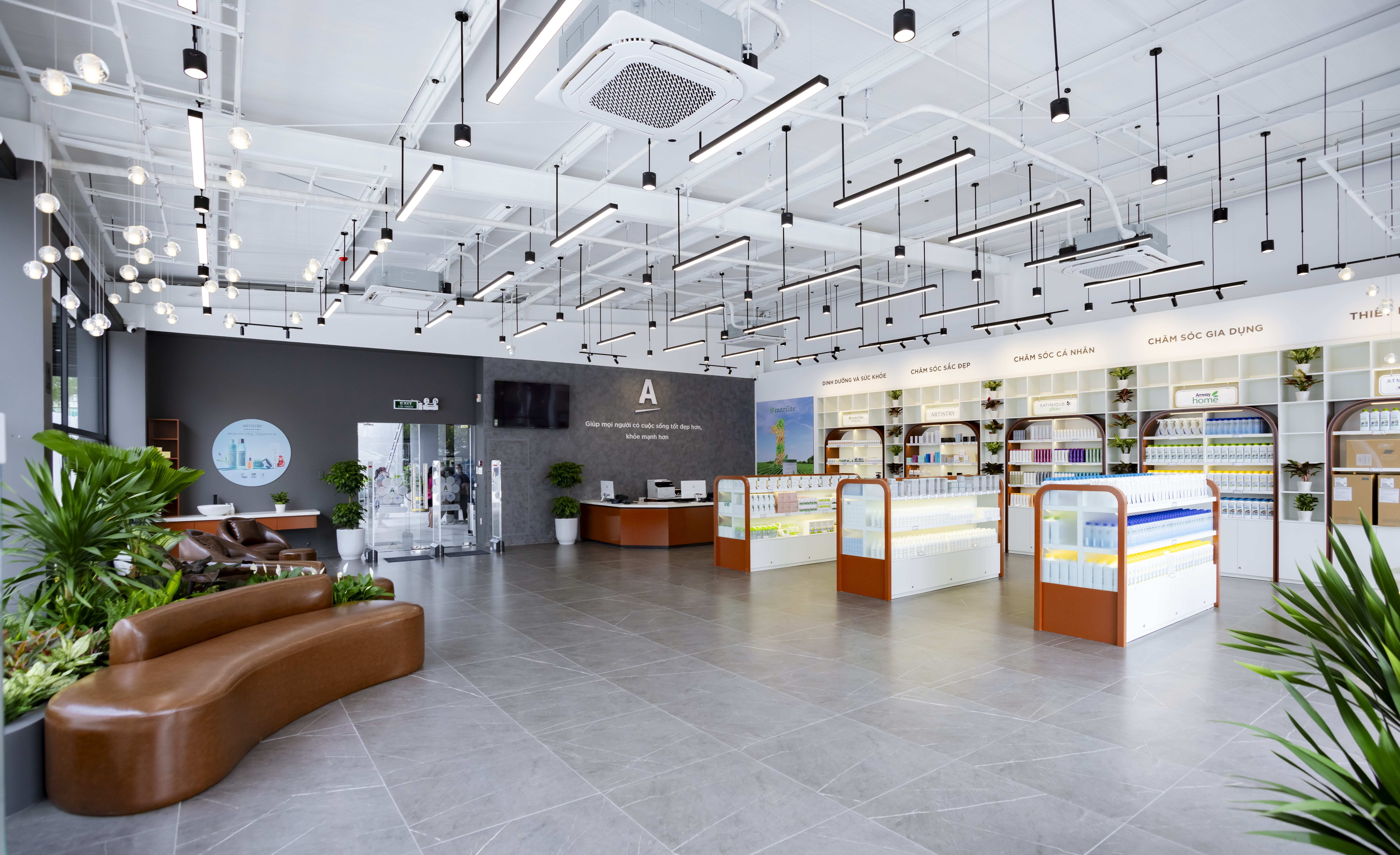 Amway mở rộng đầu tư vào các trải nghiệm mua sắm đẳng cấp để tạo ra không gian tiêu dùng hiện đại, thân thiện với nhu cầu của khách hàng.