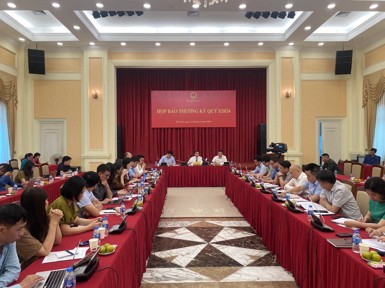 Theo b&aacute;o c&aacute;o c&ocirc;ng bố tại cuộc họp b&aacute;o qu&yacute; 1-2024 của Bộ X&acirc;y dựng, trong qu&yacute; đầu năm nay, thị trường bất động sản đ&atilde; c&oacute; phản ứng t&iacute;ch cực với những chỉ đạo, giải ph&aacute;p của Ch&iacute;nh phủ, Thủ tướng Ch&iacute;nh phủ v&agrave; c&aacute;c bộ, ng&agrave;nh.