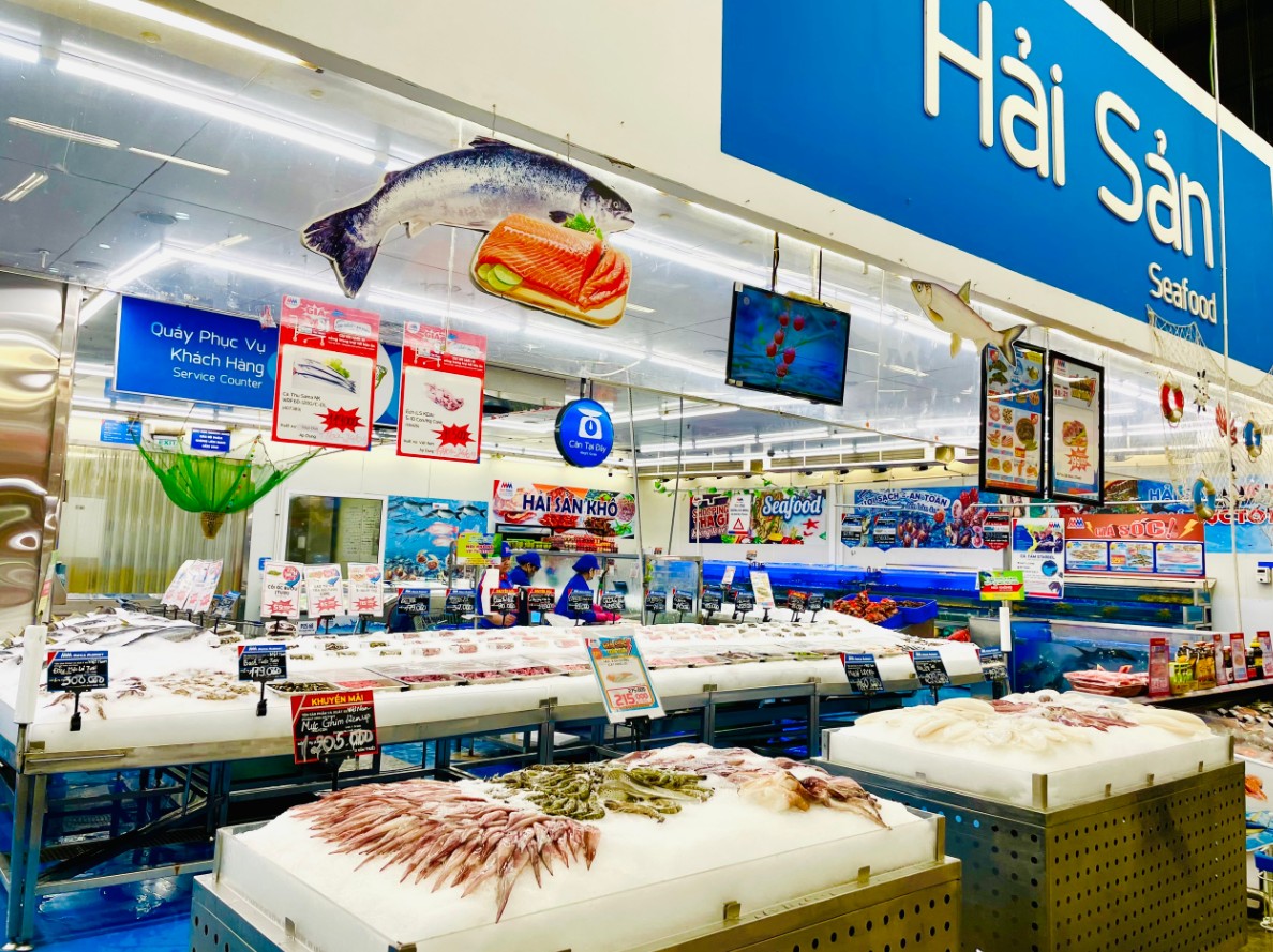 Không chỉ giảm giá kịch sàn, các nhà bán lẻ còn thiết kế các chương trình khuyến mại dựa trên tâm lý mua hàng của người dân.