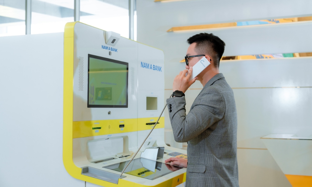 Khách hàng giao dịch tại ONEBANK.