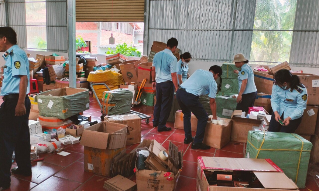 Lực lượng quản lý thị trường kiểm tra hàng hóa tại hộ kinh doanh P.H.N.