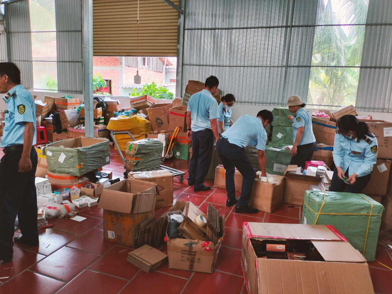 Lực lượng quản lý thị trường kiểm tra hàng hóa tại hộ kinh doanh P.H.N.