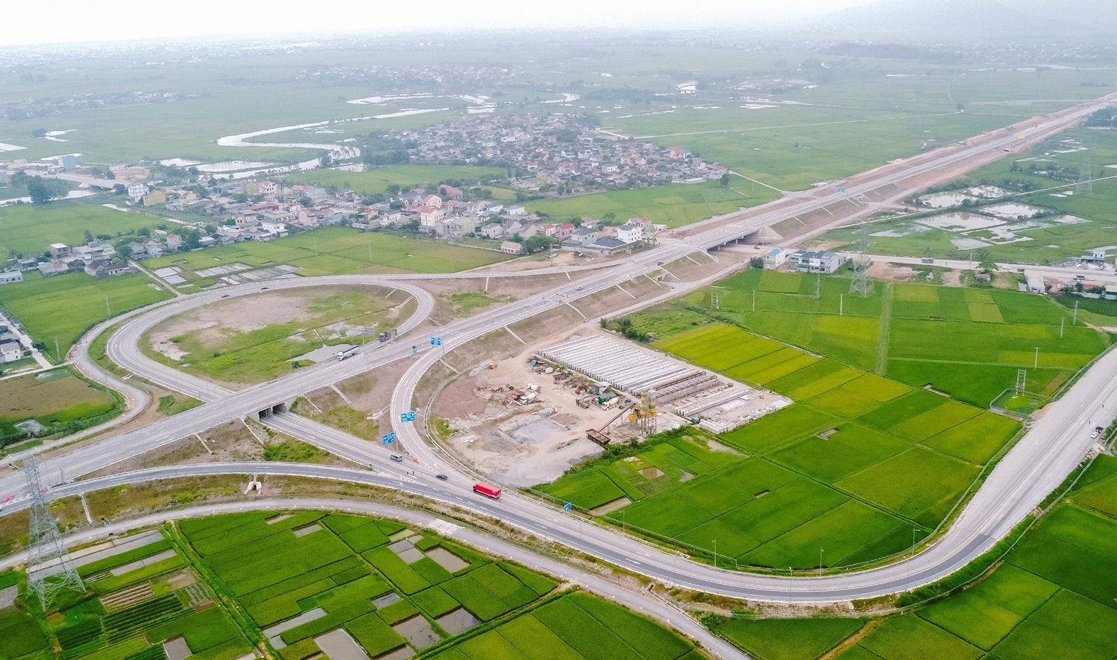 Toàn cảnh nút giao xuống QL7A, đoạn xã Diễn Cát, huyện Diễn Châu. Ảnh: Cao Hoà