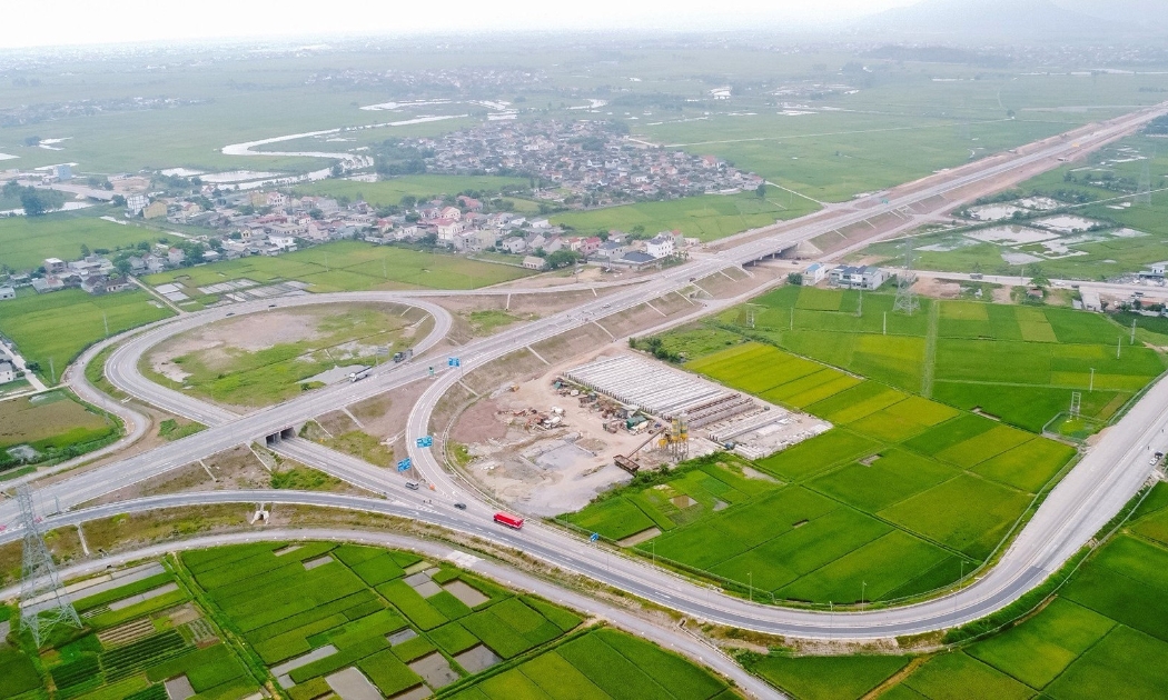 Toàn cảnh nút giao xuống QL7A, đoạn xã Diễn Cát, huyện Diễn Châu. Ảnh: Cao Hoà
