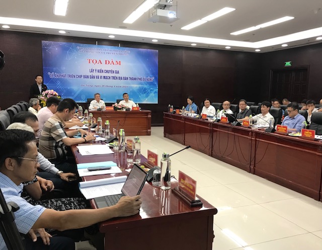 Quang cảnh Tọa đ&agrave;m&nbsp;lấy &yacute; kiến chuy&ecirc;n gia về Đề &aacute;n &ldquo;Ph&aacute;t triển chip b&aacute;n dẫn v&agrave; vi mạch tr&ecirc;n địa b&agrave;n th&agrave;nh phố Đ&agrave; Nẵng