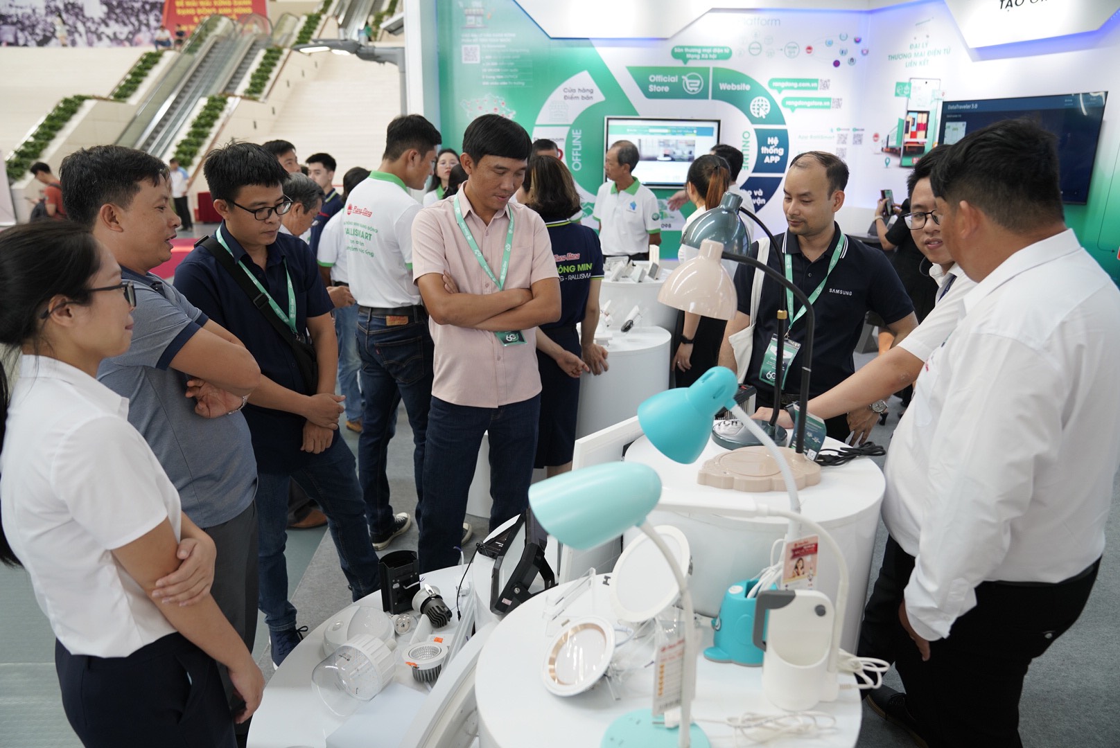 Kh&aacute;ch tham quan t&igrave;m hiểu về c&aacute;c sản phẩm Rạng Đ&ocirc;ng