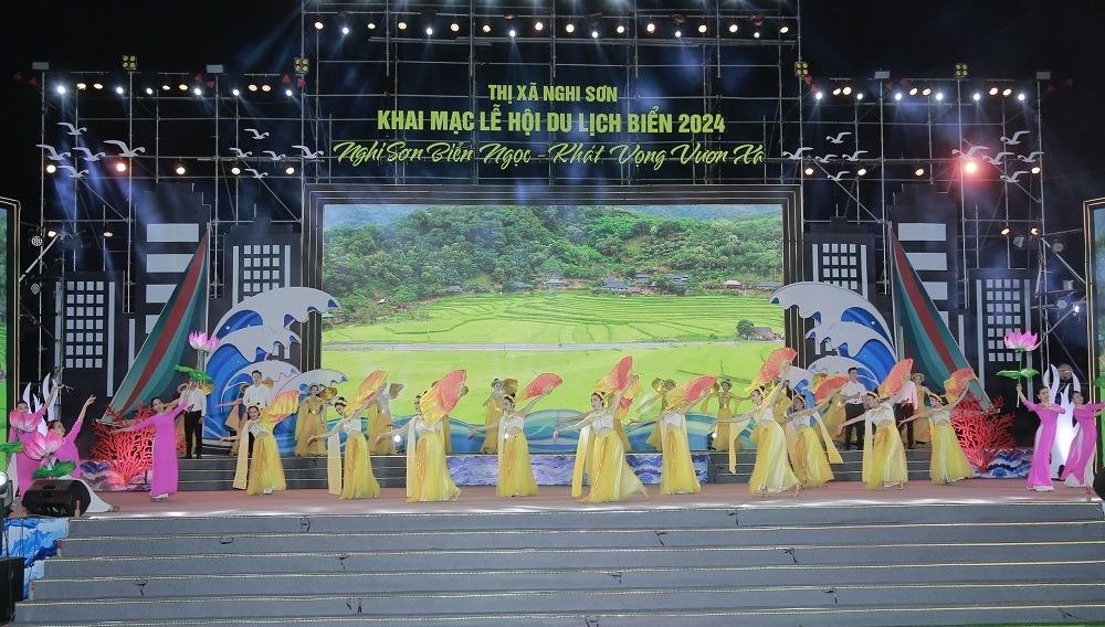 Chương tr&igrave;nh nghệ thuật được d&agrave;n dựng c&ocirc;ng phu, mang đậm n&eacute;t truyền thống d&acirc;n tộc v&agrave; hiện đại nhằm khắc họa vẻ đẹp đa dạng, hấp dẫn của biển Nghi Sơn