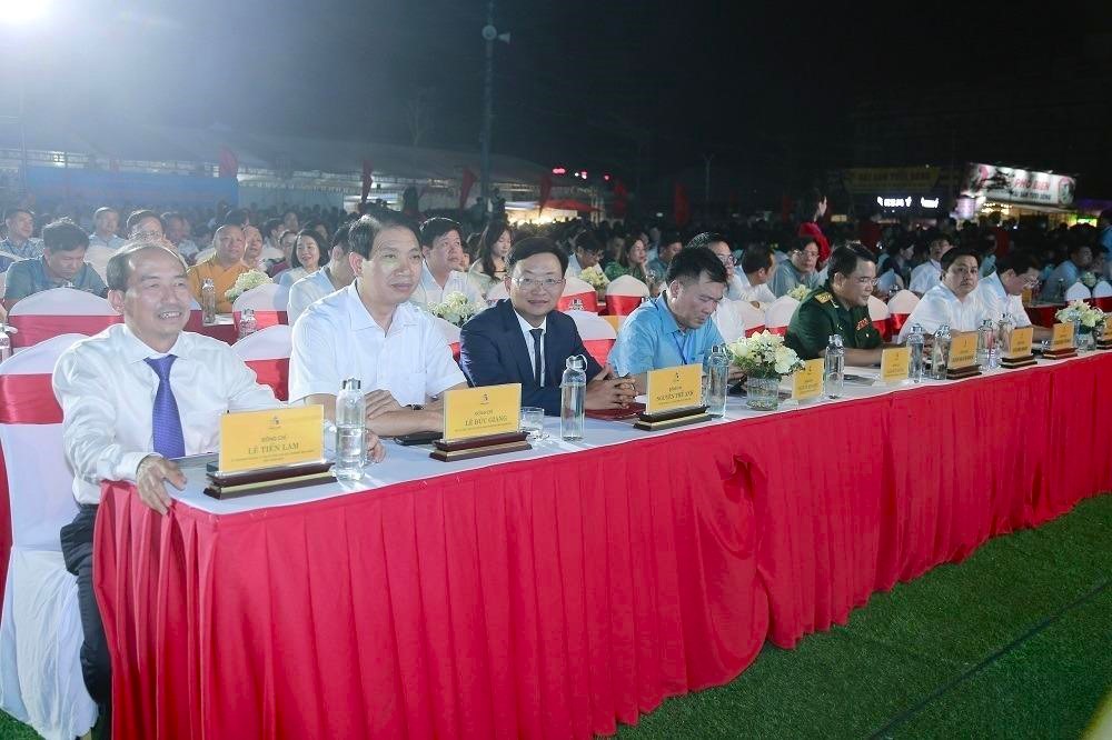 Các đại biểu và hàng nghìn người dân địa phương, du khách đến tham dự khai mạc lễ hội 