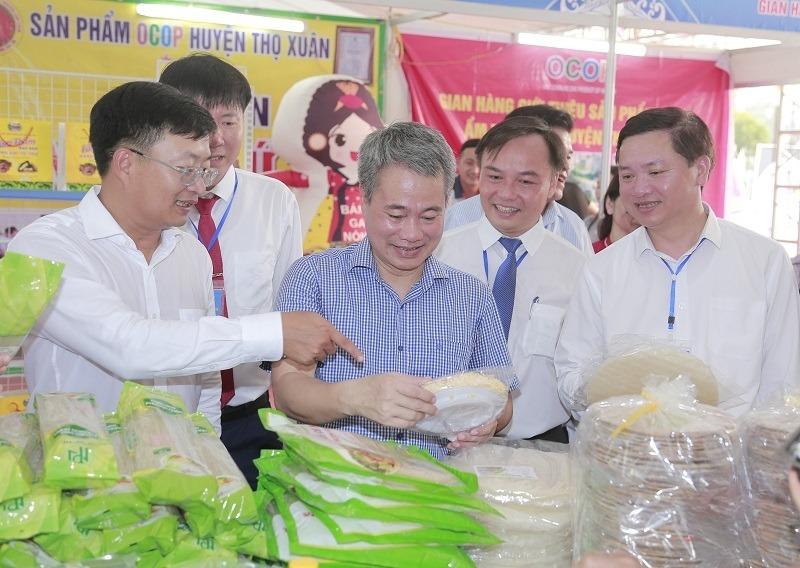 Kh&ocirc;ng gian trưng b&agrave;y, giới thiệu sản phẩm OCOP tại lễ hội