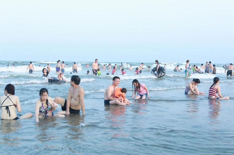 Những ng&agrave;y nắng n&oacute;ng vừa qua, biển Nghi Sơn đ&atilde; đ&oacute;n lượng lớn kh&aacute;ch du lịch