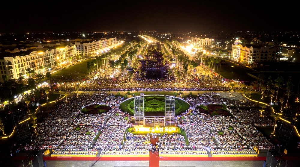 Đ&ocirc;ng đảo người d&acirc;n v&agrave; du kh&aacute;ch c&oacute; mặt tại Quảng trường biển dự Lễ hội du lịch biển năm 2024 v&agrave; kh&aacute;nh th&agrave;nh Quảng trường biển, trục cảnh quan lễ hội th&agrave;nh phố Sầm Sơn với rực rỡ sắc m&agrave;u.