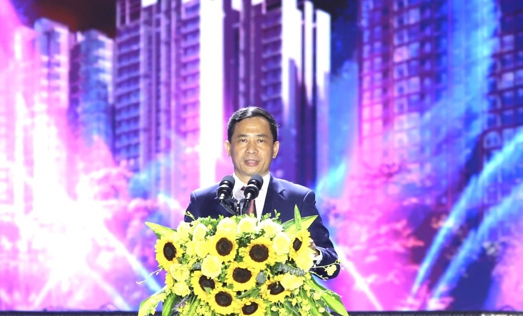 Chủ tịch UBND th&agrave;nh phố Sầm Sơn L&ecirc; Văn T&uacute; ph&aacute;t biểu khai mạc buổi lễ