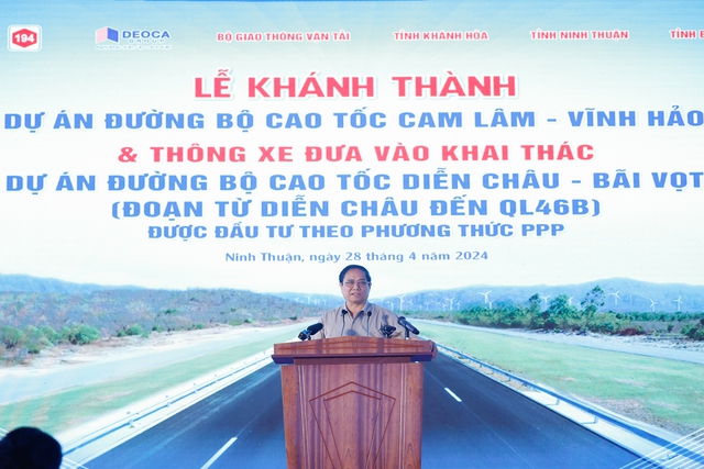 Thủ tướng đúc rút 5 bài học kinh nghiệm từ 2 dự án - Ảnh: VGP.