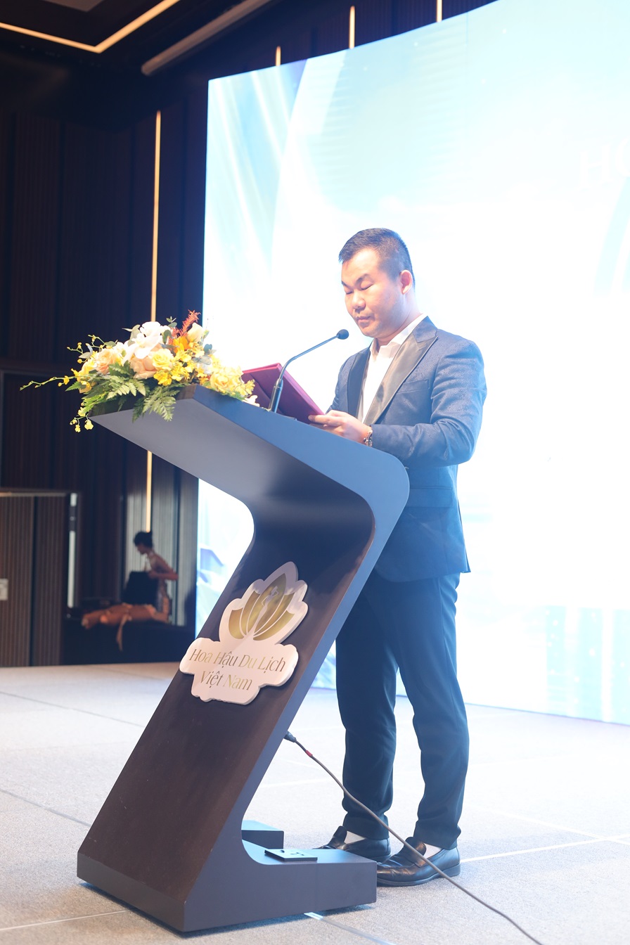 Trưởng Ban tổ chức cuộc thi Đàm Phương Anh phát biểu tại họp báo.