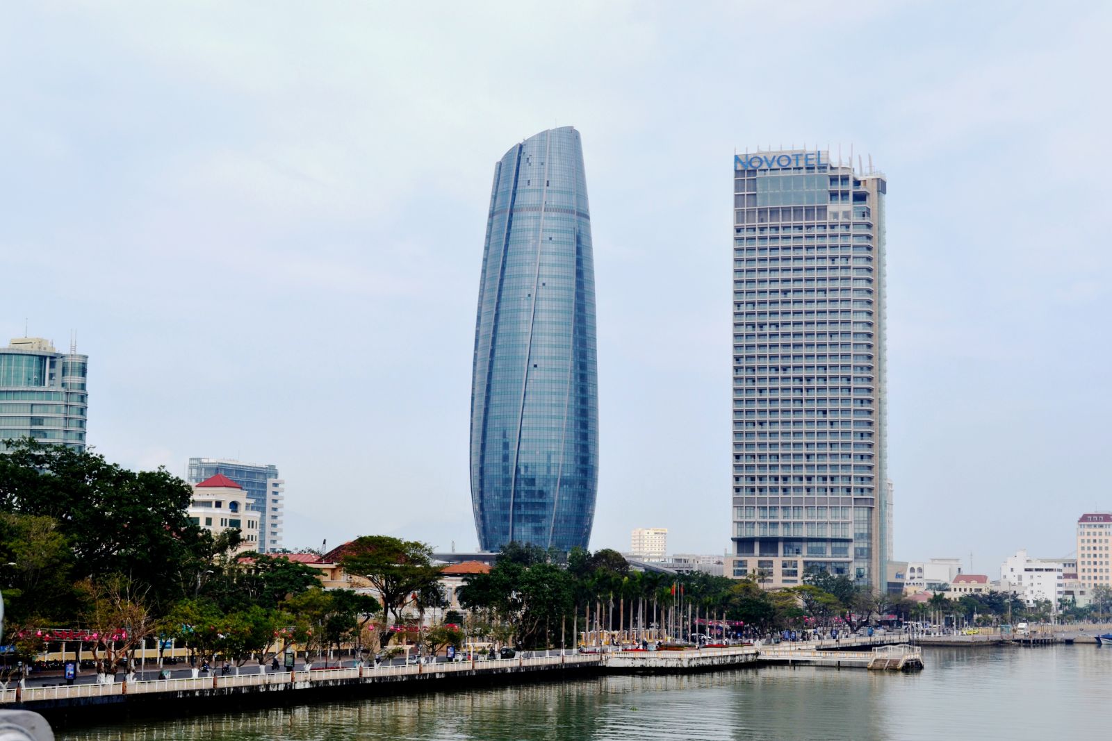 Trung tâm Hanh chính Đà Nẵng (tháp nhà bên trái). Ảnh Ngô Anh Văn