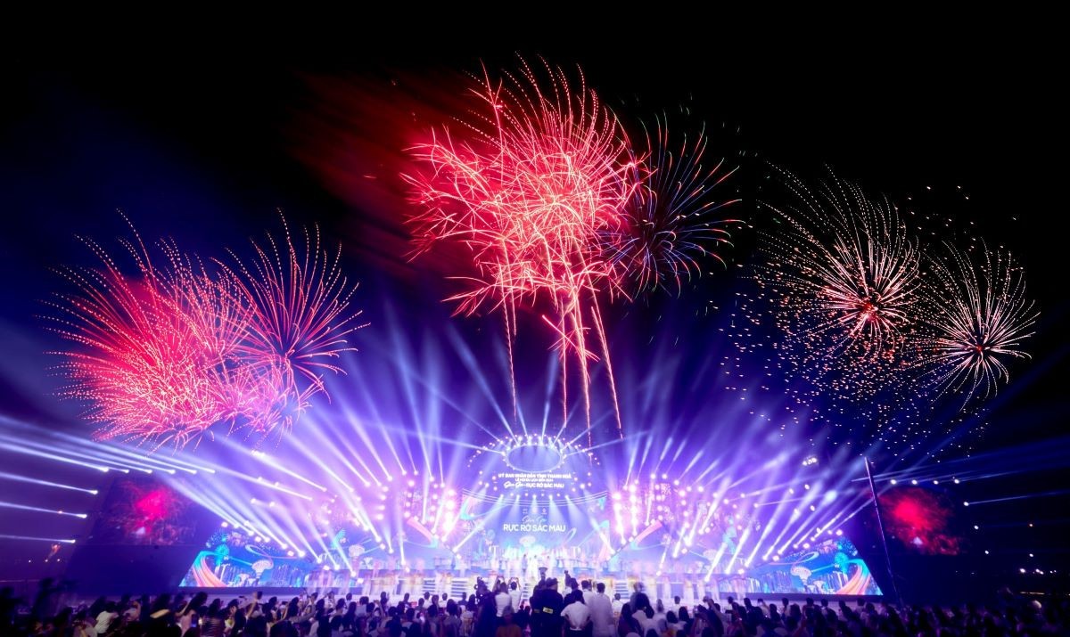 M&agrave;n bắn ph&aacute;o hoa lung linh, rực rỡ sắc m&agrave;u