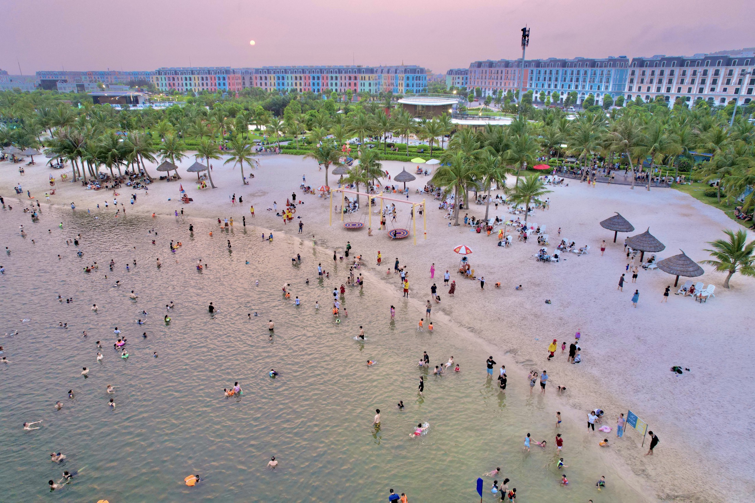 B&atilde;i biển Dragon Beach.