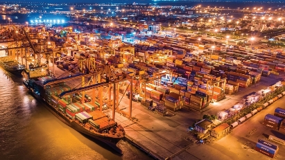 Vietnam Exports Dip in April but Trade Surplus Surges to Over $8 Billion