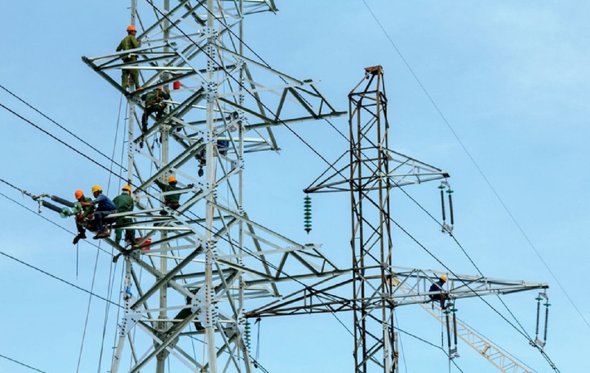 Khẩn trương ho&agrave;n th&agrave;nh c&aacute;c c&ocirc;ng tr&igrave;nh lưới điện để tăng cường nhập khẩu.