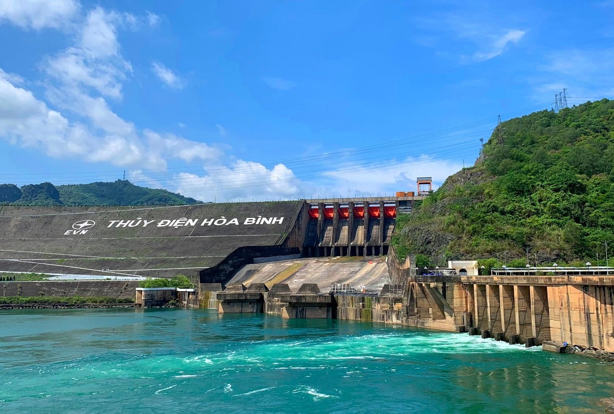 Điều tiết giữ nước c&aacute;c hồ thuỷ điện ở mức nước cao để chuẩn bị cung ứng điện cho cả m&ugrave;a kh&ocirc; năm 2024.