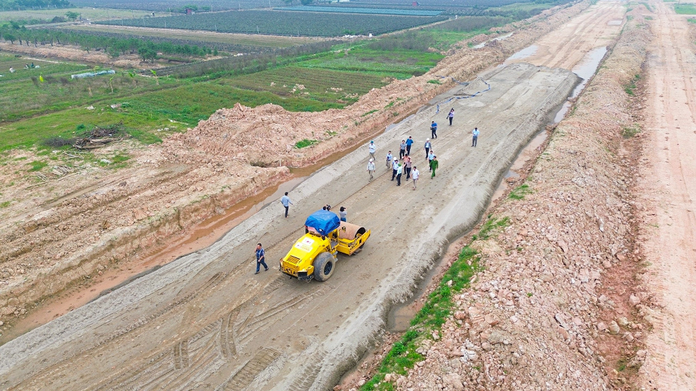 Dự án đường Vành đai 4 - Vùng Thủ đô đang được các địa phương tích cực triển khai bàn giao mặt bằng, tiến độ thi công xây lắp đạt 8,9%.