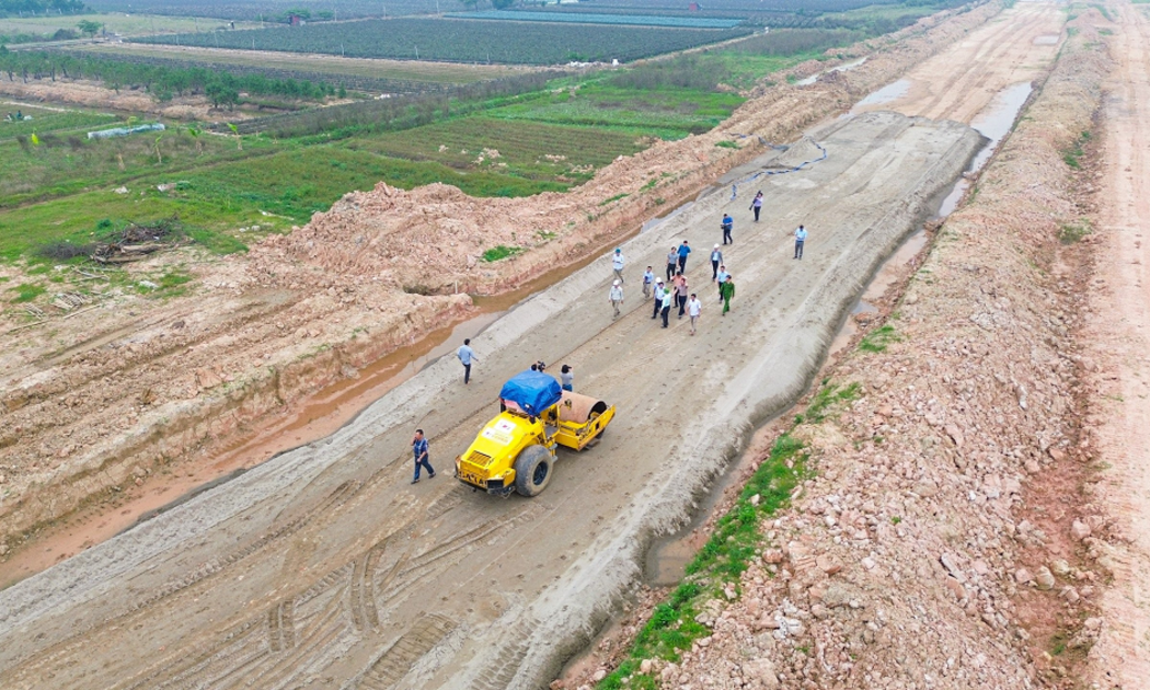 Dự án đường Vành đai 4 - Vùng Thủ đô đang được các địa phương tích cực triển khai bàn giao mặt bằng, tiến độ thi công xây lắp đạt 8,9%.