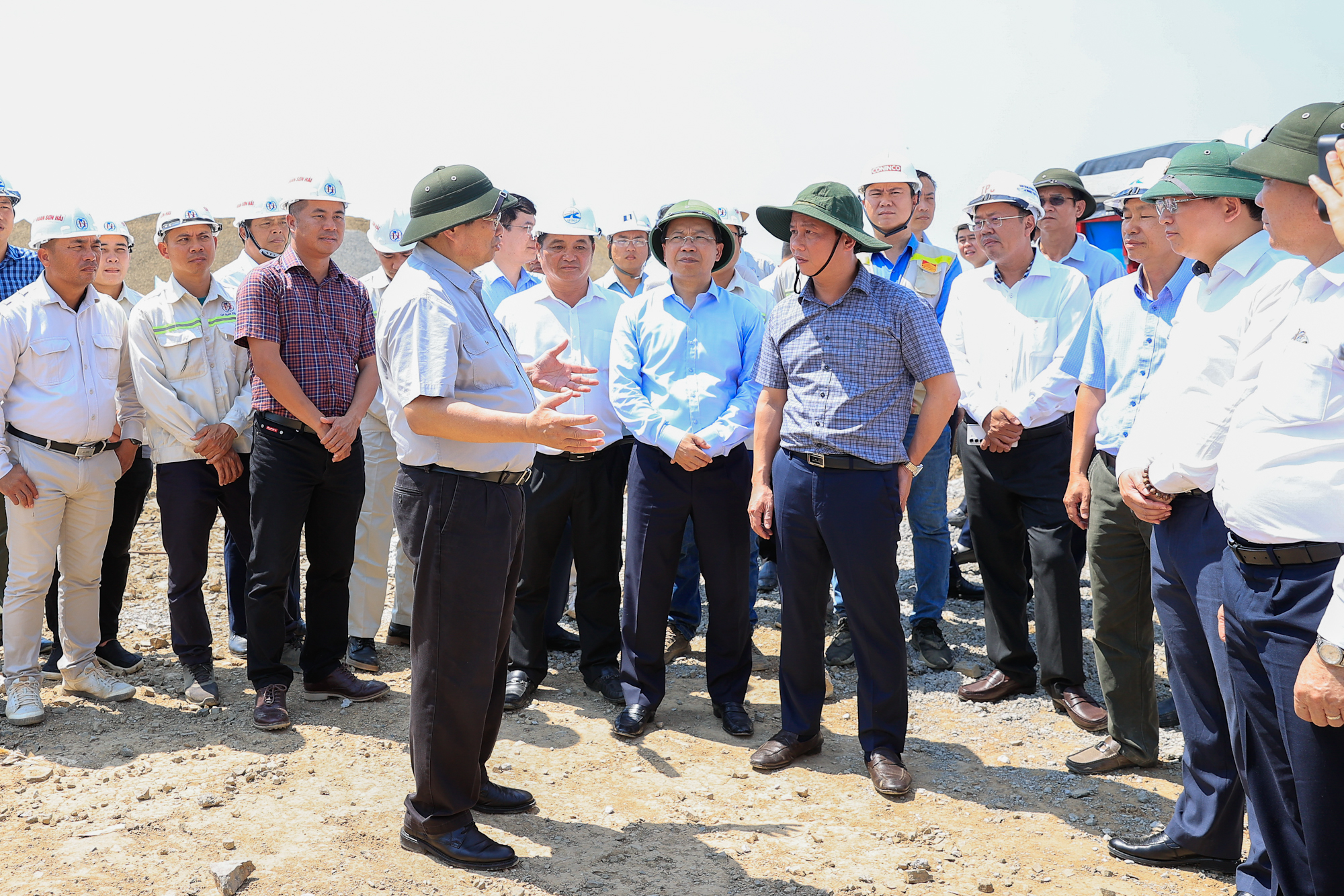 Thủ tướng yêu cầu các cơ quan liên quan khẩn trương xử lý vướng mắc, hoàn thành các thủ tục liên quan đến rừng, xử lý tài sản tận thu và các thủ tục liên quan, kịp thời bàn giao mặt bằng để triển khai thi công - Ảnh: VGP