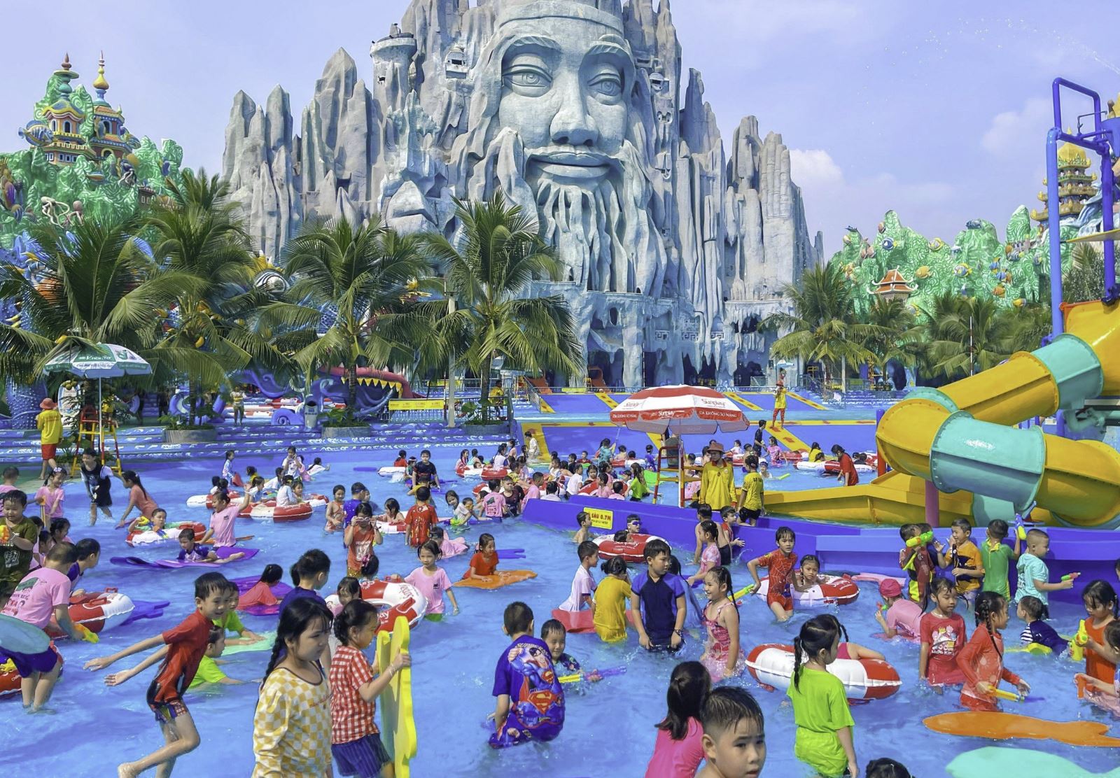 Thời tiết nắng nóng dịp lễ 30/4 năm nay, nhiều người dân chọn du lịch trong TP.HCM như: khu du lịch Suối Tiên, Đầm Sen, Thảo Cầm Viên...