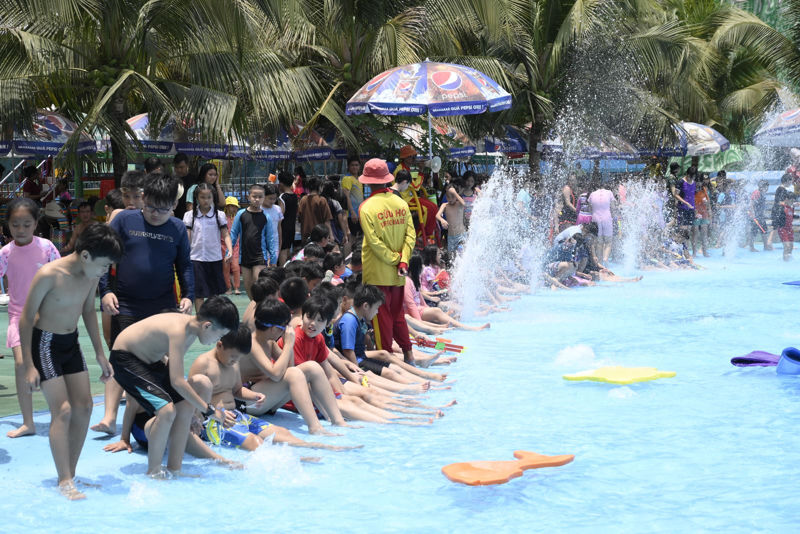 Biển Tiên Đồng Ngọc Nữ tại khu du lịch Suối Tiên với những cơn sóng nhân tạo cao hơn 1m cùng hơn 30 trò chơi liên hoàn dưới nước thu hút nhiều trẻ em.