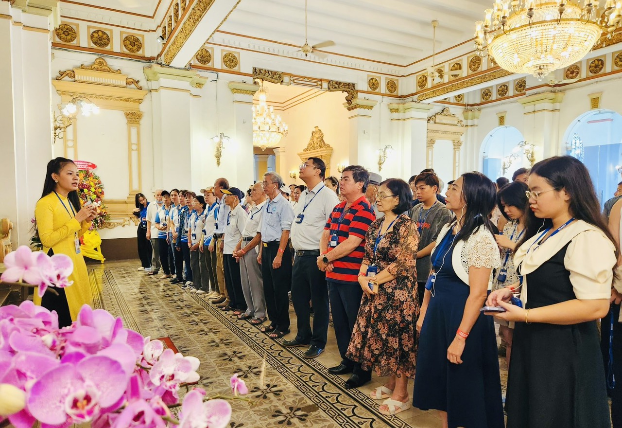 Trong dịp lễ 30/4/2024, trụ sở UBND - HĐND TP Hồ Chí Minh đón lượng khách lớn đến tham quan. 