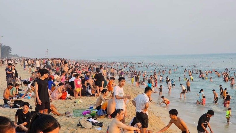 Biển Thuận An, Thừa Thi&ecirc;n Huế&nbsp; đ&ocirc;ng k&iacute;n người d&acirc;n v&agrave; kh&aacute;ch về tắm trong dịp nghỉ lễ. (Ảnh: P.T.Đ).