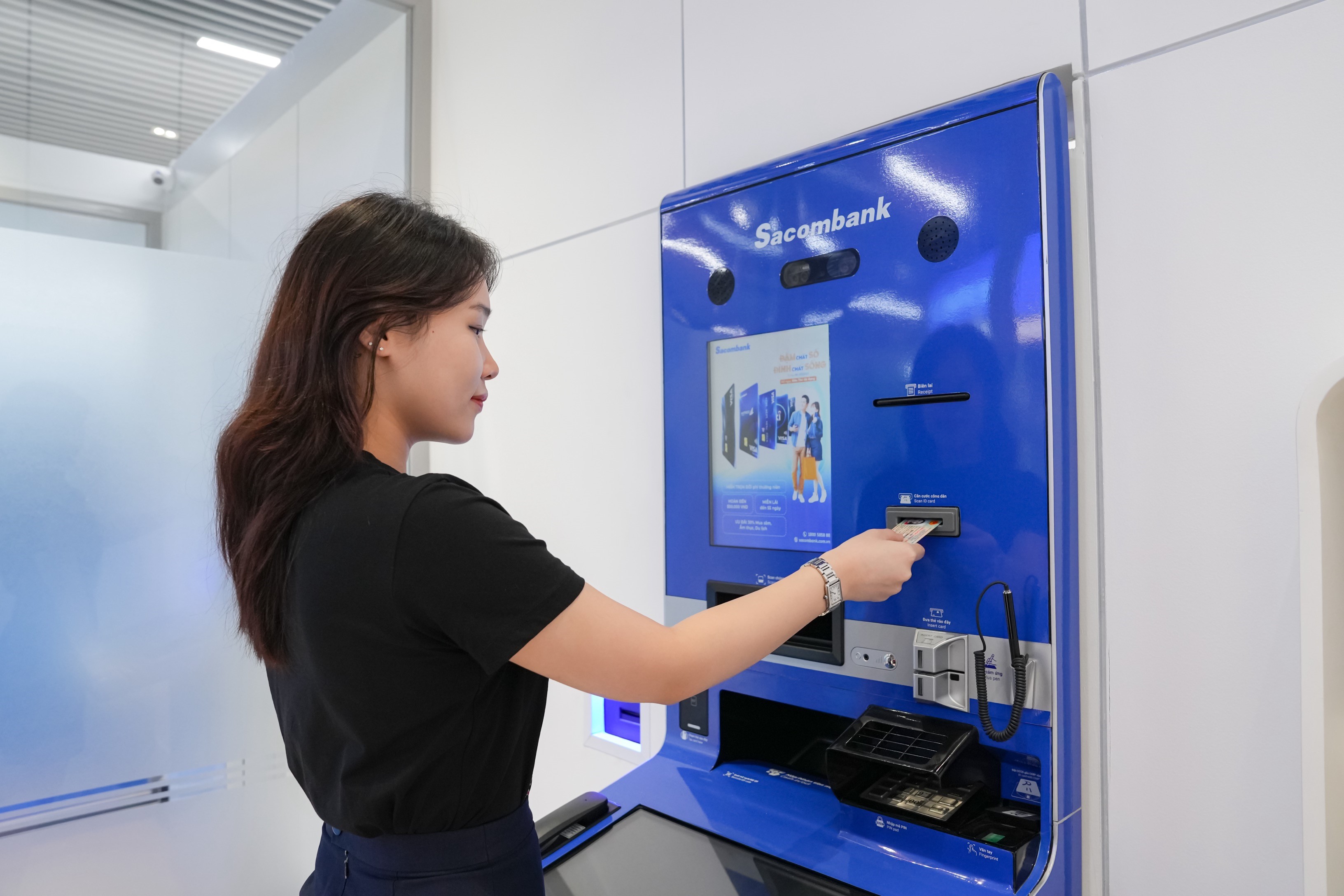 Kh&aacute;ch h&agrave;ng trải nghiệm m&aacute;y STM.